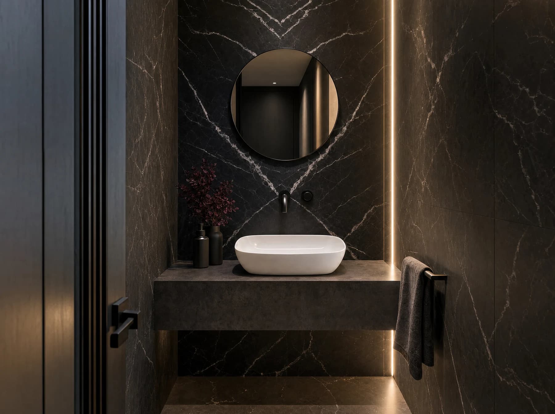 ELVAR 60 — w toalecie z marmurem Nero Marquina
